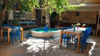 اقامتگاه سنتی گلشن شیراز - نمای محوطه