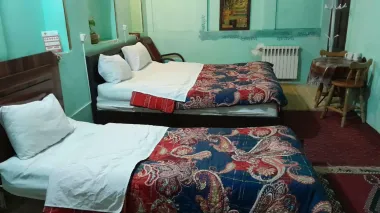 اقامتگاه سنتی گلشن شیراز - اتاق 3 تخته (1 تخت 2 نفره 1 تخت 1 نفره)