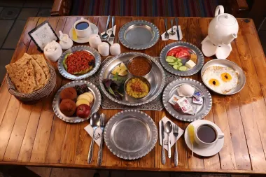 اقامتگاه بومگردی خانه باغ ایرانی شیراز - منو صبحانه