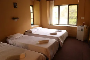 اقامتگاه بومگردی خانه باغ ایرانی شیراز - اتاق 4 تخته (1 تخت 2 نفره 2 تخت 1 نفره)