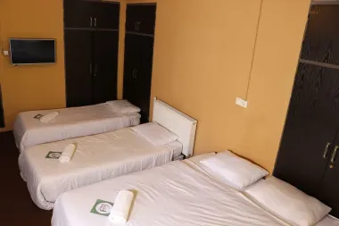 اقامتگاه بومگردی خانه باغ ایرانی شیراز - اتاق 4 تخته (1 تخت 2 نفره 2 تخت 1 نفره)