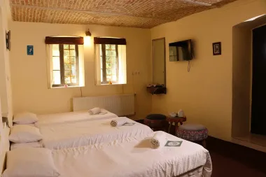 اقامتگاه بومگردی خانه باغ ایرانی شیراز - اتاق 3 تخته (3 تخت 1 نفره)