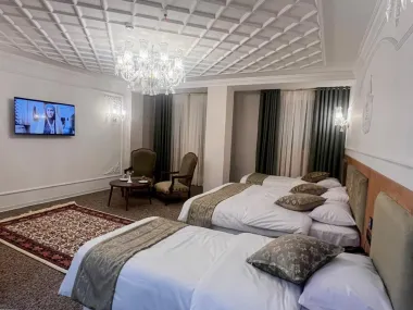 هتل حبیب خان - اتاق 4 تخته (1 تخت 2 نفره 2 تخت 1 نفره)