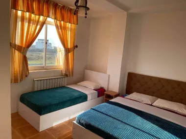 هتل امیران بندر انزلی - اتاق 3 تخته (1 تخت 2 نفره 1 تخت 1 نفره)