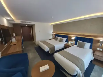 هتل سفیدکنار بندر انزلی - اتاق 3 تخته (1 تخت 2 نفره 1 تخت 1 نفره)