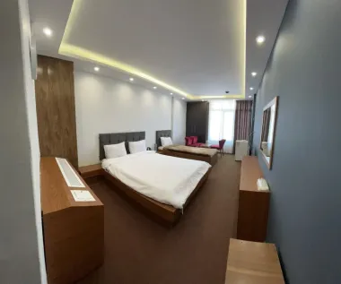 هتل بزرگ کادوسان بندر انزلی - اتاق 3 تخته (1 تخت 2 نفره 1 تخت 1 نفره)