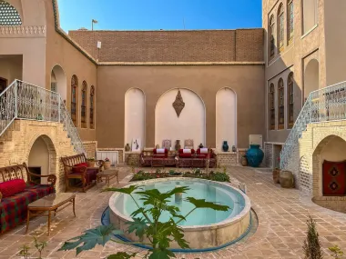 اقامتگاه سنتی خانه مرشدی کاشان - نمای محوطه