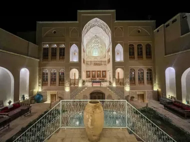 اقامتگاه سنتی خانه مرشدی کاشان - نمای محوطه
