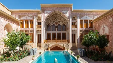 اقامتگاه سنتی مهینستان راهب کاشان - نمای محوطه