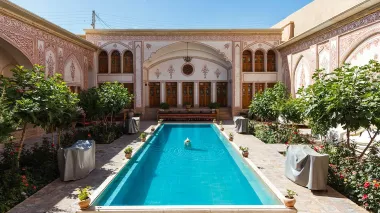 اقامتگاه سنتی مهینستان راهب کاشان - نمای محوطه