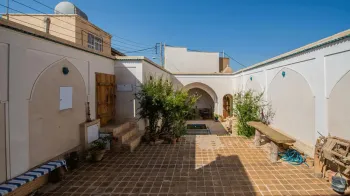اقامتگاه بومگردی ملک کاشان - نمای محوطه