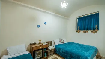 اقامتگاه بومگردی ملک کاشان - اتاق 3 تخته (1 تخت 2 نفره 1 تخت 1 نفره)