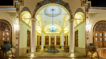 اقامتگاه سنتی یاسمین راهب کاشان - نمای محوطه