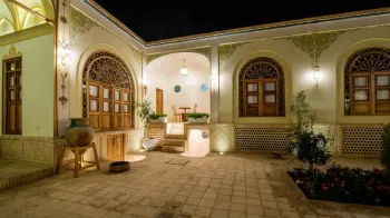اقامتگاه سنتی یاسمین راهب کاشان - نمای محوطه