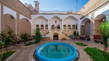 اقامتگاه سنتی خانه پارسی کاشان - نمای محوطه