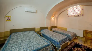 اقامتگاه سنتی خانه پارسی کاشان - اتاق 4 تخته (1 تخت 2 نفره 2 تخت 1 نفره)