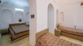 اقامتگاه سنتی خانه پارسی کاشان - اتاق 4 تخته (1 تخت 2 نفره 2 تخت 1 نفره)