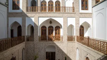 اقامتگاه سنتی سنگ پلوی کاشان - نمای محوطه