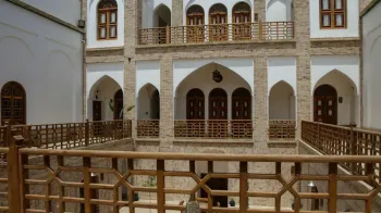 اقامتگاه سنتی سنگ پلوی کاشان - نمای محوطه
