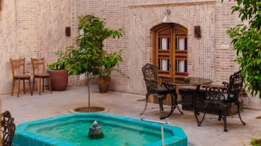اقامتگاه سنتی سنگ پلوی کاشان - نمای محوطه