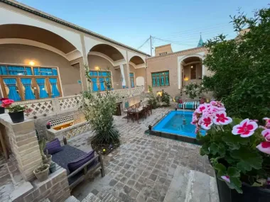 اقامتگاه بومگردی سرای آقا محمد کاشان - نمای محوطه