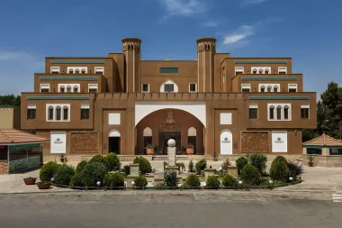 هتل پارسیان صفائیه یزد - نمای بیرونی 