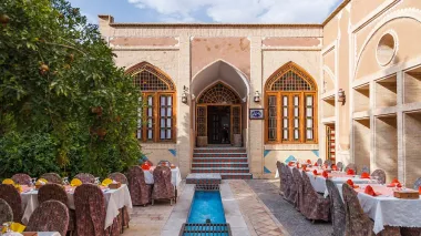 هتل باغ مشیرالممالک یزد - نمای محوطه