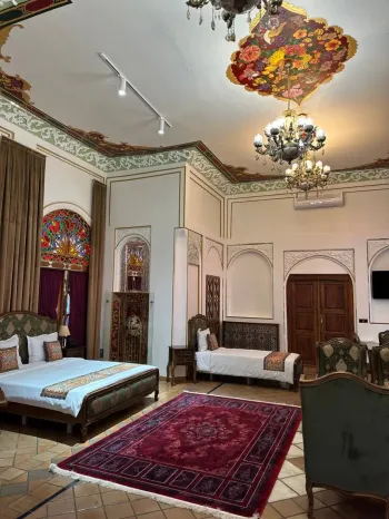 هتل بوتیک عمارت میرزا مهدی فراش باشی تبریز - اتاق 3 تخته (1 تخت 2 نفره 1 تخت 1 نفره)