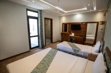 هتل امیران 2 همدان - اتاق 3 تخته (1 تخت 2 نفره 1 تخت 1 نفره)