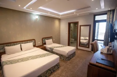 هتل امیران 2 همدان - اتاق 3 تخته (1 تخت 2 نفره 1 تخت 1 نفره)