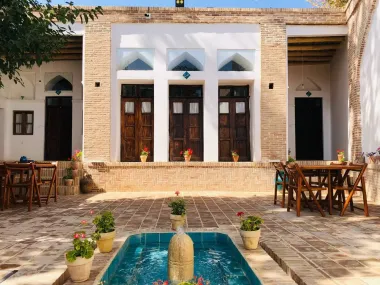 اقامتگاه سنتی عمارت اجلال تفرش - نمای محوطه