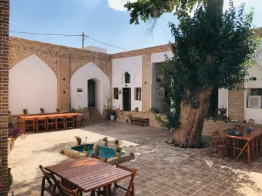 اقامتگاه سنتی عمارت اجلال تفرش - نمای محوطه