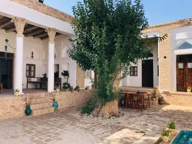 اقامتگاه سنتی عمارت اجلال تفرش - نمای محوطه