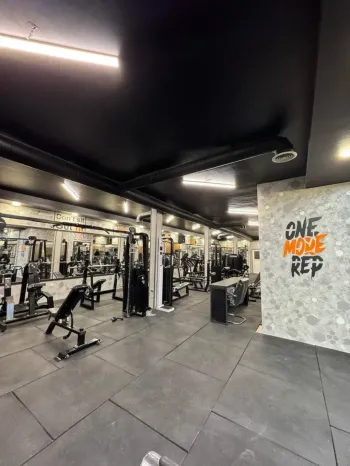 مهمانپذیر کشاورز تهران - مجموعه ورزشی