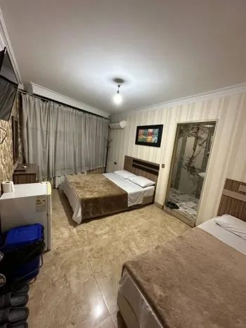 مهمانپذیر کشاورز تهران - اتاق 3 تخته (1 تخت 2 نفره 1 تخت 1 نفره)