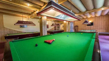 هتل بین المللی لاله تهران - میز بیلیارد