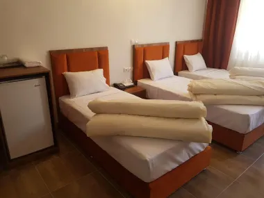 مهمانپذیر آران تهران - اتاق 3 تخته (3 تخت 1 نفره)