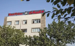 هتل پیشان کرج - نمای بیرونی 