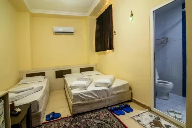 هتل توس قشم - اتاق 3 تخته (1 تخت 2 نفره 1 تخت 1 نفره)