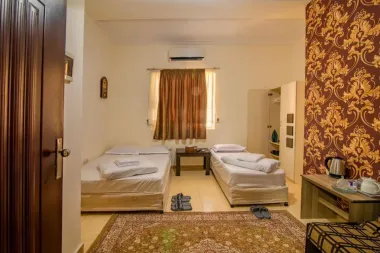 هتل توس قشم - اتاق 3 تخته (1 تخت 2 نفره 1 تخت 1 نفره)