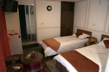 اقامتگاه سنتی ایروانی اصفهان - اتاق 2 تخته (2 تخت 1 نفره)