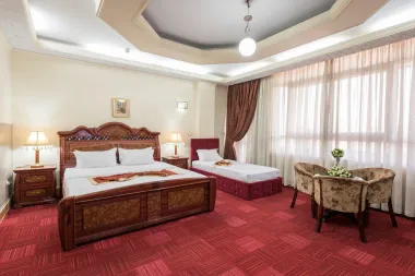 هتل خورشید قم - اتاق 3 تخته (1 تخت 2 نفره 1 تخت 1 نفره)