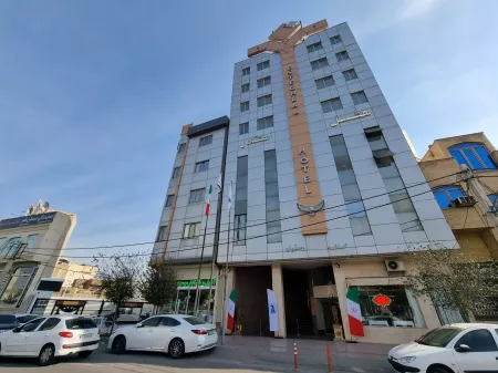 هتل استقلال قم - نمای بیرونی