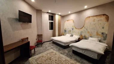 مجتمع گردشگری قصر برلیان سمنان - اتاق 3 تخته (1 تخت 2 نفره 1 تخت 1 نفره)