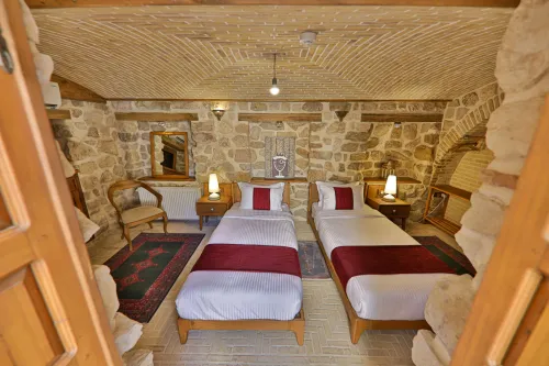 هتل بوتیک سنتی عمارت فرهادی شیراز - اتاق 2 تخته (2 تخت 1 نفره)