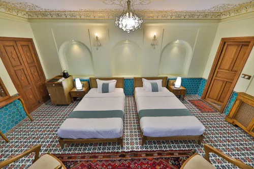 هتل بوتیک سنتی عمارت فرهادی شیراز - اتاق 2 تخته (2 تخت 1 نفره)