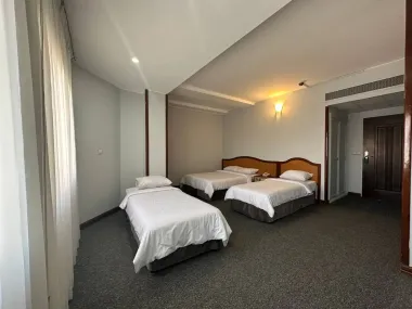 هتل ارس مشهد - اتاق 4 تخته (1 تخت 2 نفره 2 تخت 1 نفره)