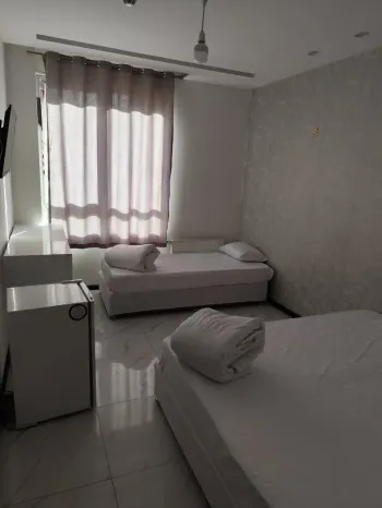 هتل آپارتمان مظفر مشهد - اتاق 3 تخته (1 تخت 2 نفره و 1 تخت 1 نفره)