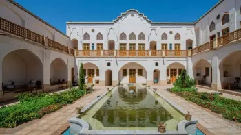 اقامتگاه سنتی خانه ادیب کاشان - نمای محوطه