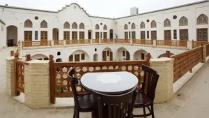 اقامتگاه سنتی خانه ادیب کاشان - فضای باز